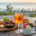 Aperitivo e gelato al tramonto sul mare, simbolo di un'alimentazione equilibrata durante l'estate e le vacanze.