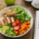 Alimentazione equilibrata dopo le vacanze con pasto sano, acqua e movimento